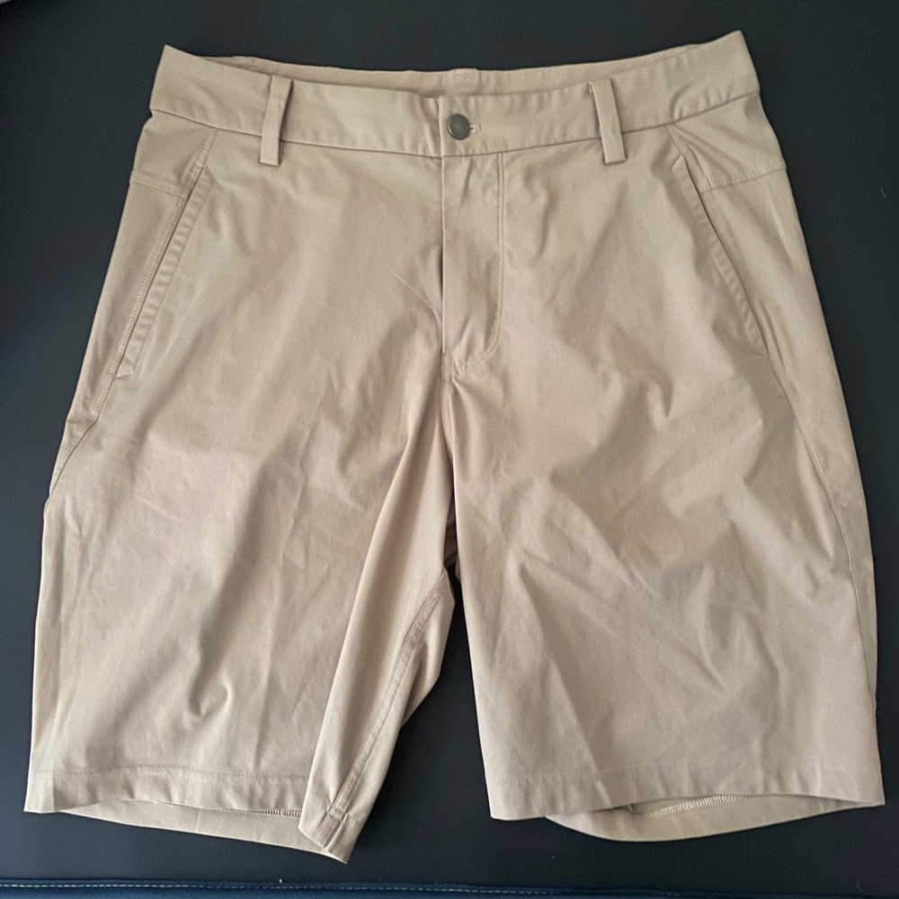 Men’s Lulu Comission short warpstreme size 32 9” inseam
